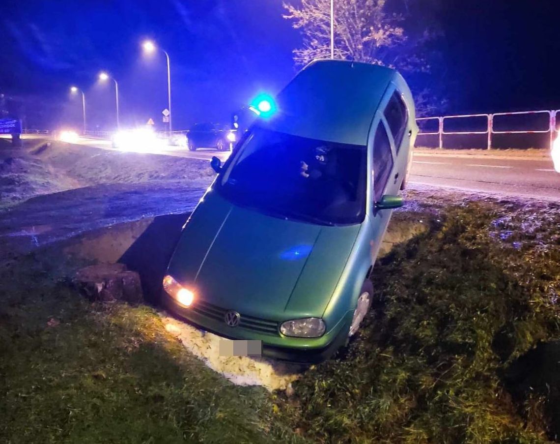 Pijany kierowca wpadł na ostatniej prostej - nie trafił w wjazd na posesję i wylądował w rowie [FOTO]