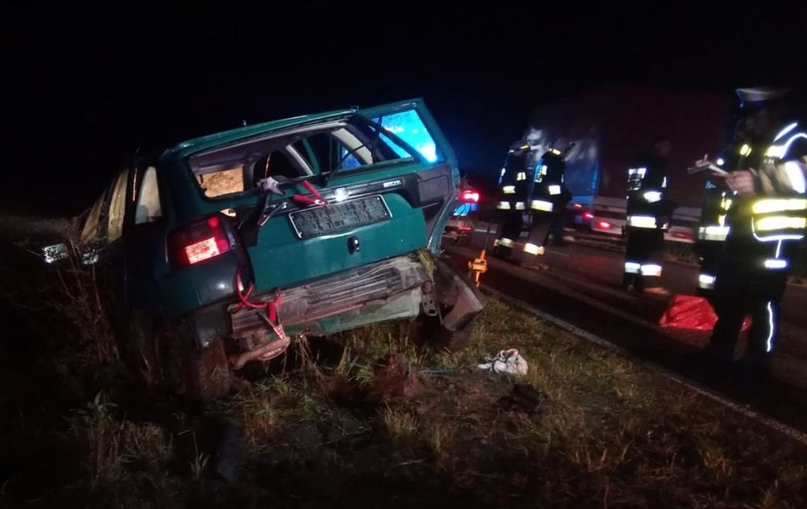 Pijany kierowca wyprzedził radiowóz, wjechał do rowu i wypadł z auta przednią szybą