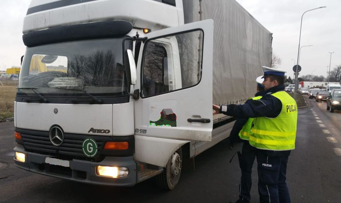 Pijany kierowca wyskoczył z ciężarówki i w skarpetkach uciekał przed policjantami