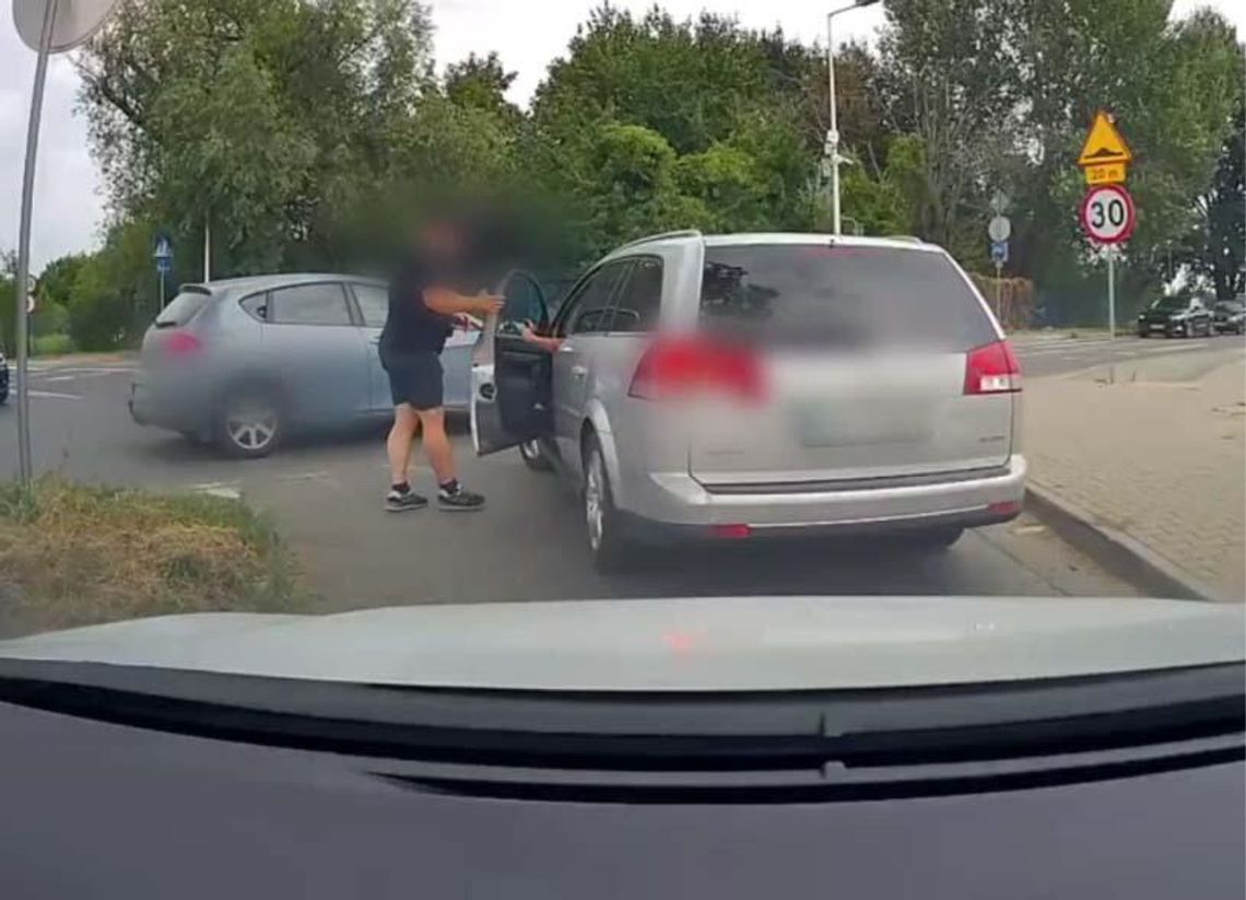 Pijany kierowca z Ukrainy szarpał się z policjantem, który zabrał mu kluczyki. Został obezwładniony Pijany kierowca z Ukrainy szarpał się z policjantem, który zabrał mu kluczyki. Został obezwładniony