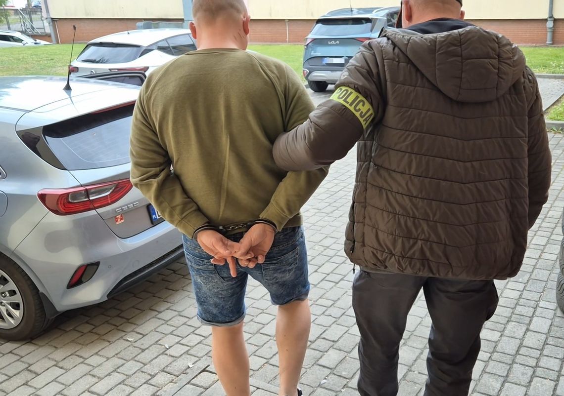 Pijany kierowca z zakazem wściekł się, że znów go złapali. Zaatakował policjantów