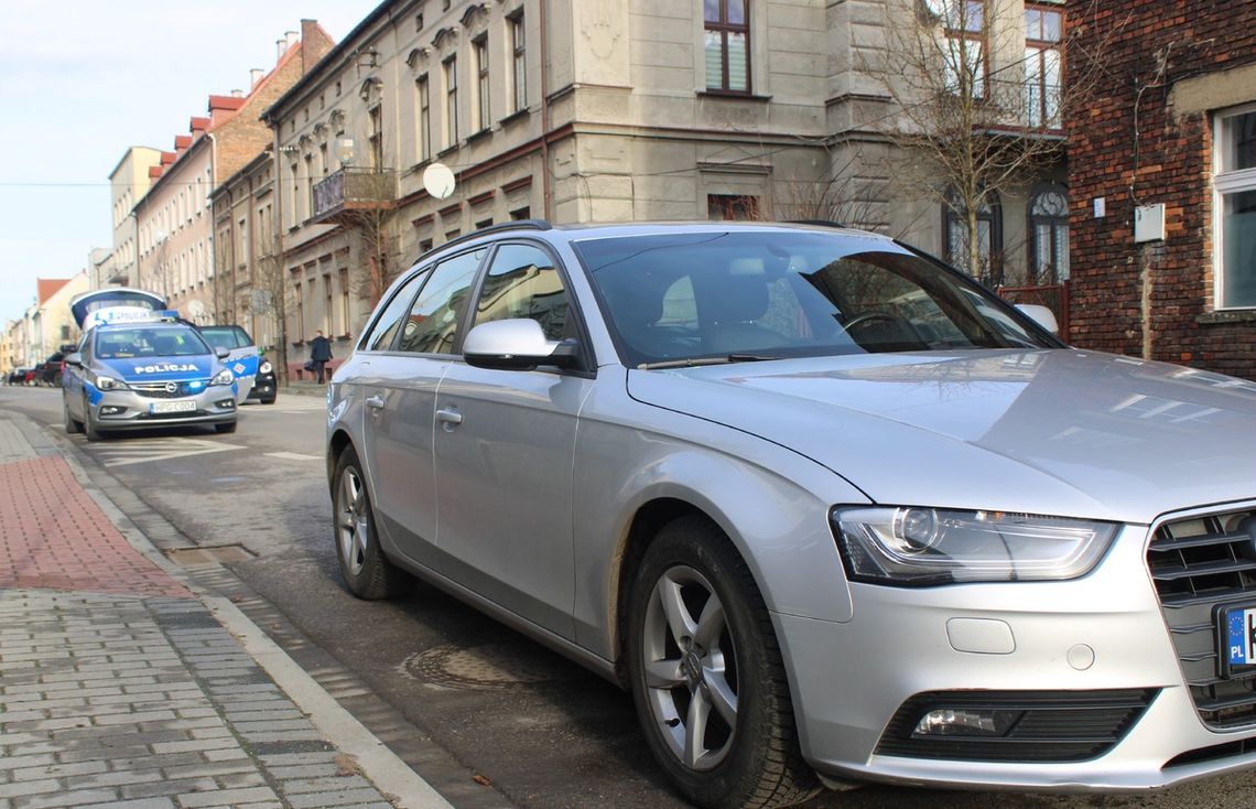 Pijany kierowca zagapił się i wjechał w radiowóz. Po chwili zaczął uciekać, zatrzymali go po pościgu