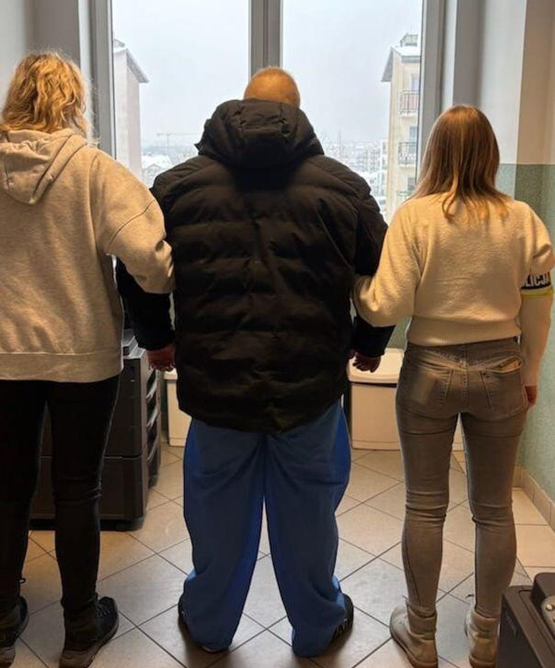 Pijany kierowca zamknął się w aucie i udawał, że nie słyszy policjantów. Potem bełkotał i nie umiał ustać na nogach