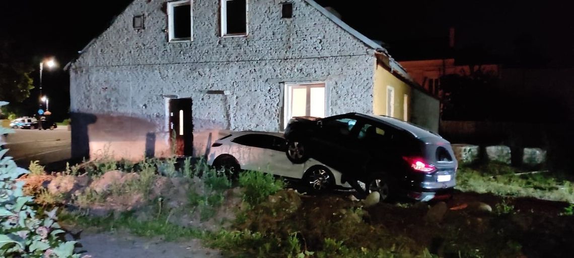Pijany kierowca zaparkował na dachu innego auta. Wcześniej uszkodził inne samochody