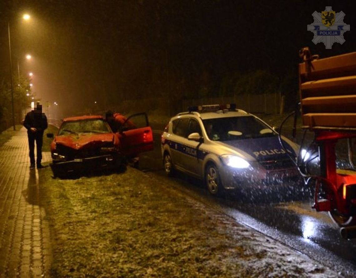 Pijany kierowca zaskoczył drogowców. Wjechał autem w piaskarkę