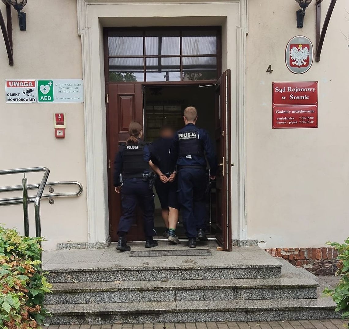Pijany kierowca zjechał do lasu i położył się na tylnej kanapie. Miał już cztery sądowe zakazy prowadzenia Pijany kierowca zjechał do lasu i położył się na tylnej kanapie. Miał już cztery sądowe zakazy prowadzenia