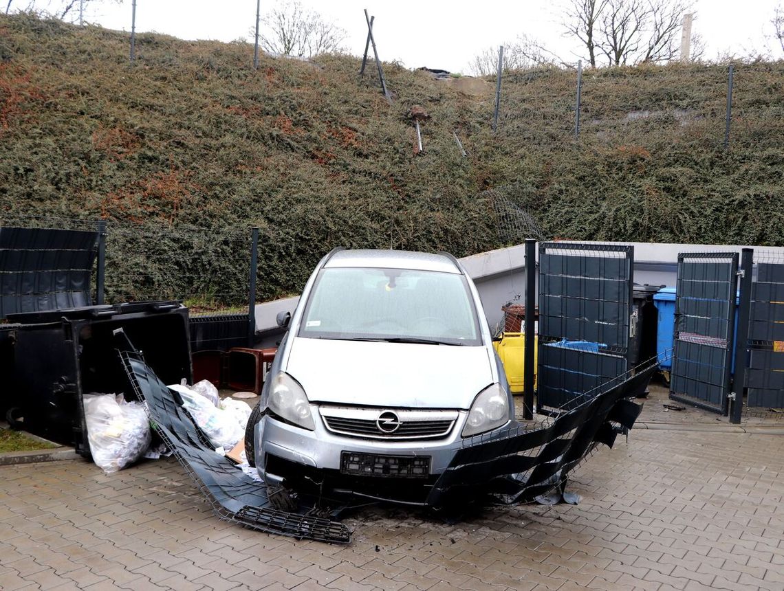 Pijany kierowca zjechał ze skarpy i wpadł do śmietnika. Miał ponad 3 promile