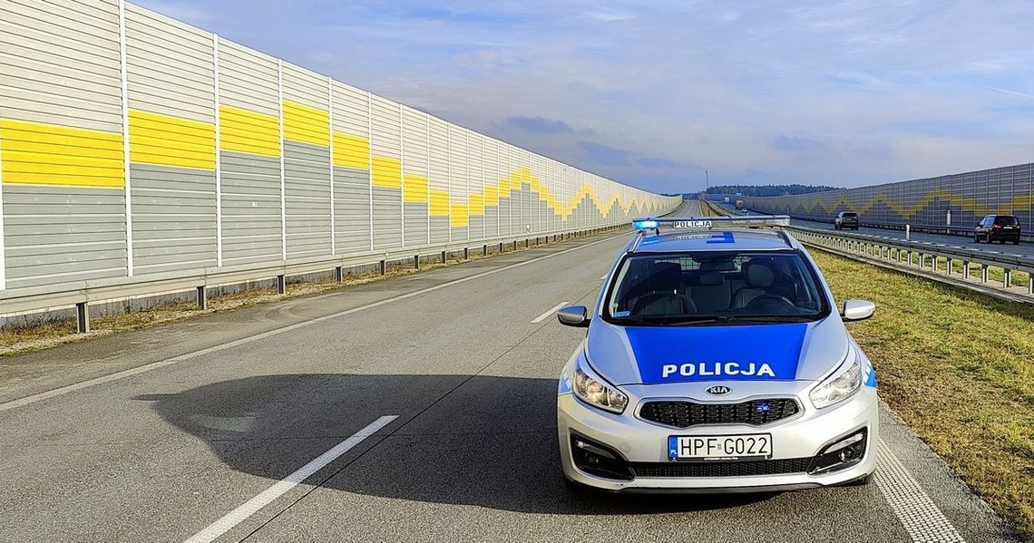 Pijany kierowca zmęczył się jazdą. Zaparkował na drodze ekspresowej i uciął sobie drzemkę