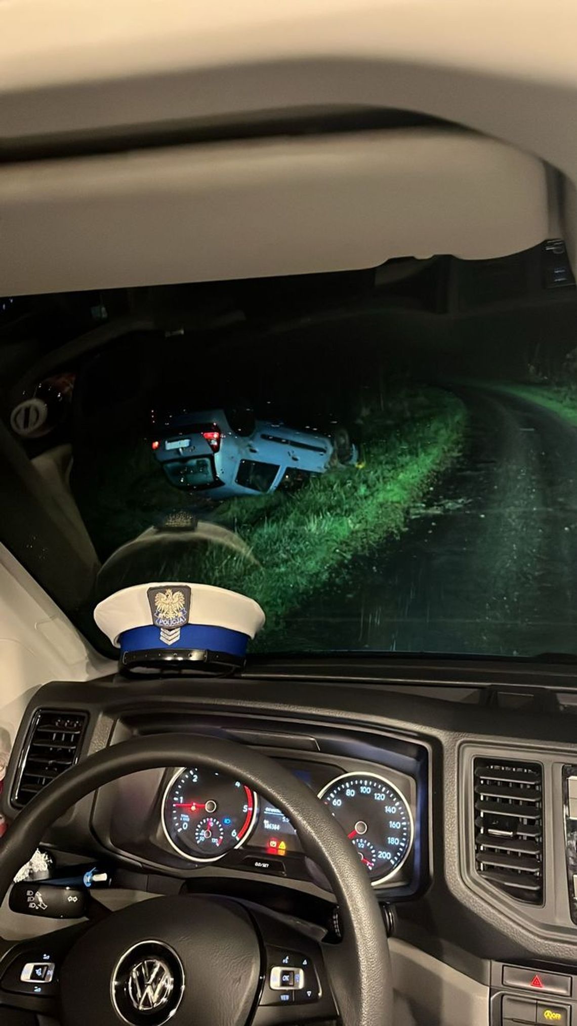 Pijany kierowca zobaczył na drodze radiowóz i dodał gazu. Chwilę później jego auto dachowało