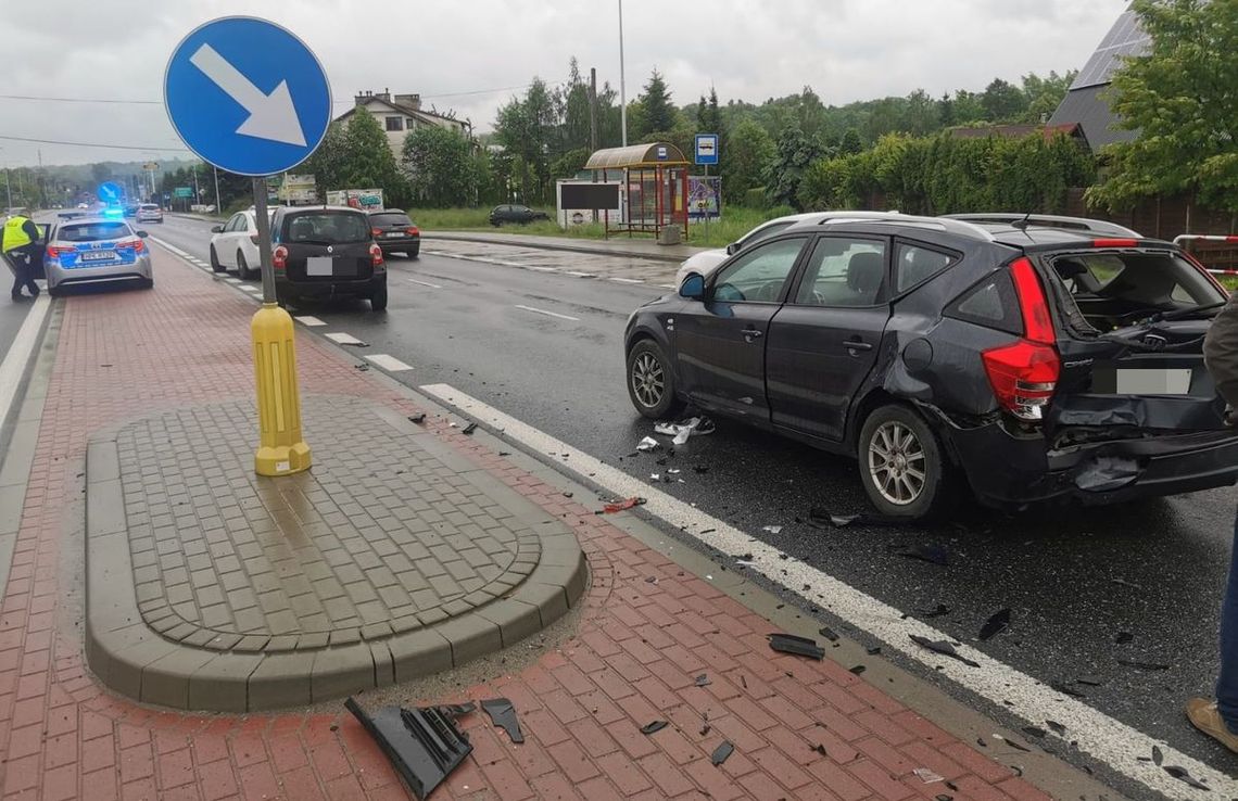 Pijany kierowca zostawił rozbite auto na drodze i uciekł. Dorwał go policjant po służbie