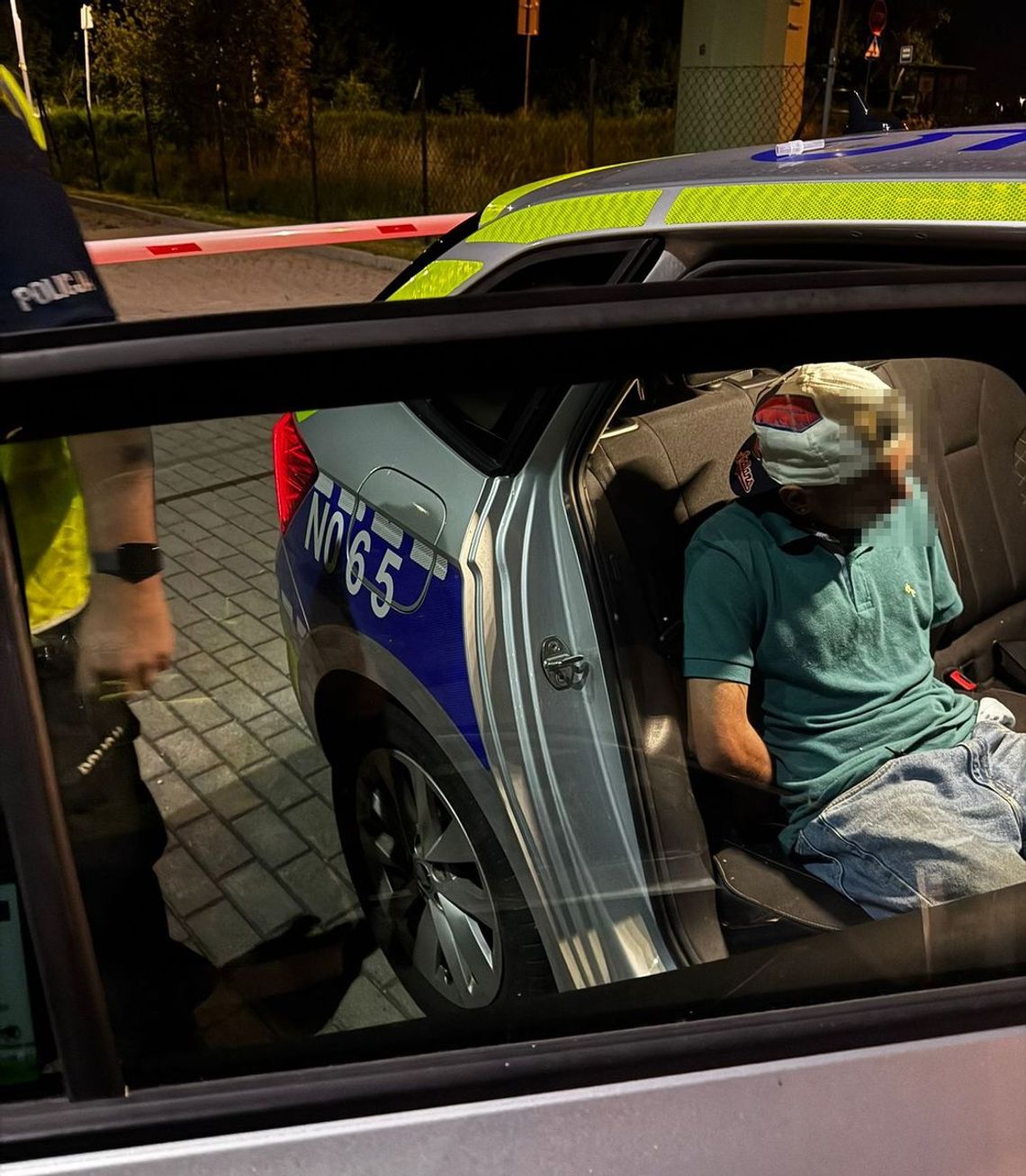 Pijany Kolumbijczyk skosił znak i uderzył w zaparkowane auto. Uciekł, gdy świadek próbował go zatrzymać