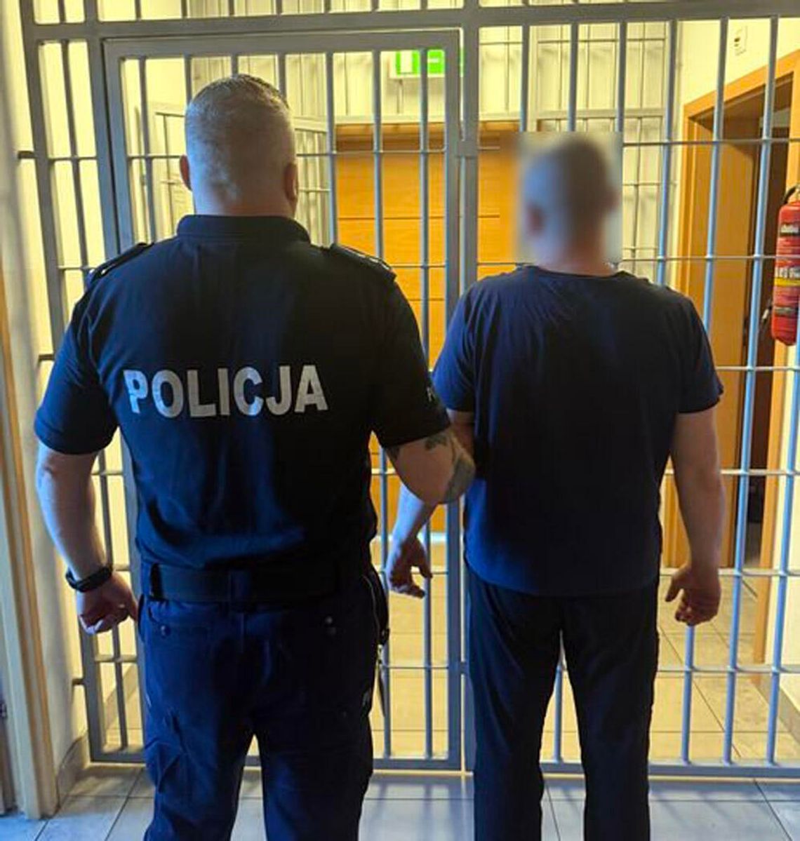 Pijany kurier przywiózł paczkę na komendę. W kieszeni miał amfetaminę