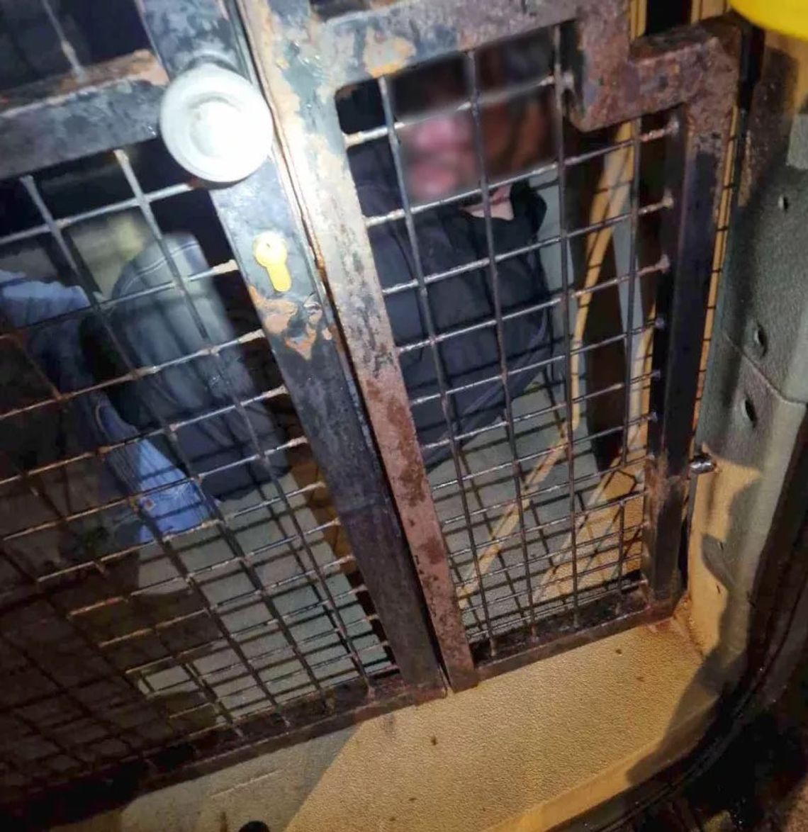 Pijany mężczyzna biegał z nożem między autami i krzyczał, że „urodził się, by zabijać warszawiaków” Pijany mężczyzna biegał z nożem między autami i krzyczał, że „urodził się, by zabijać warszawiaków”