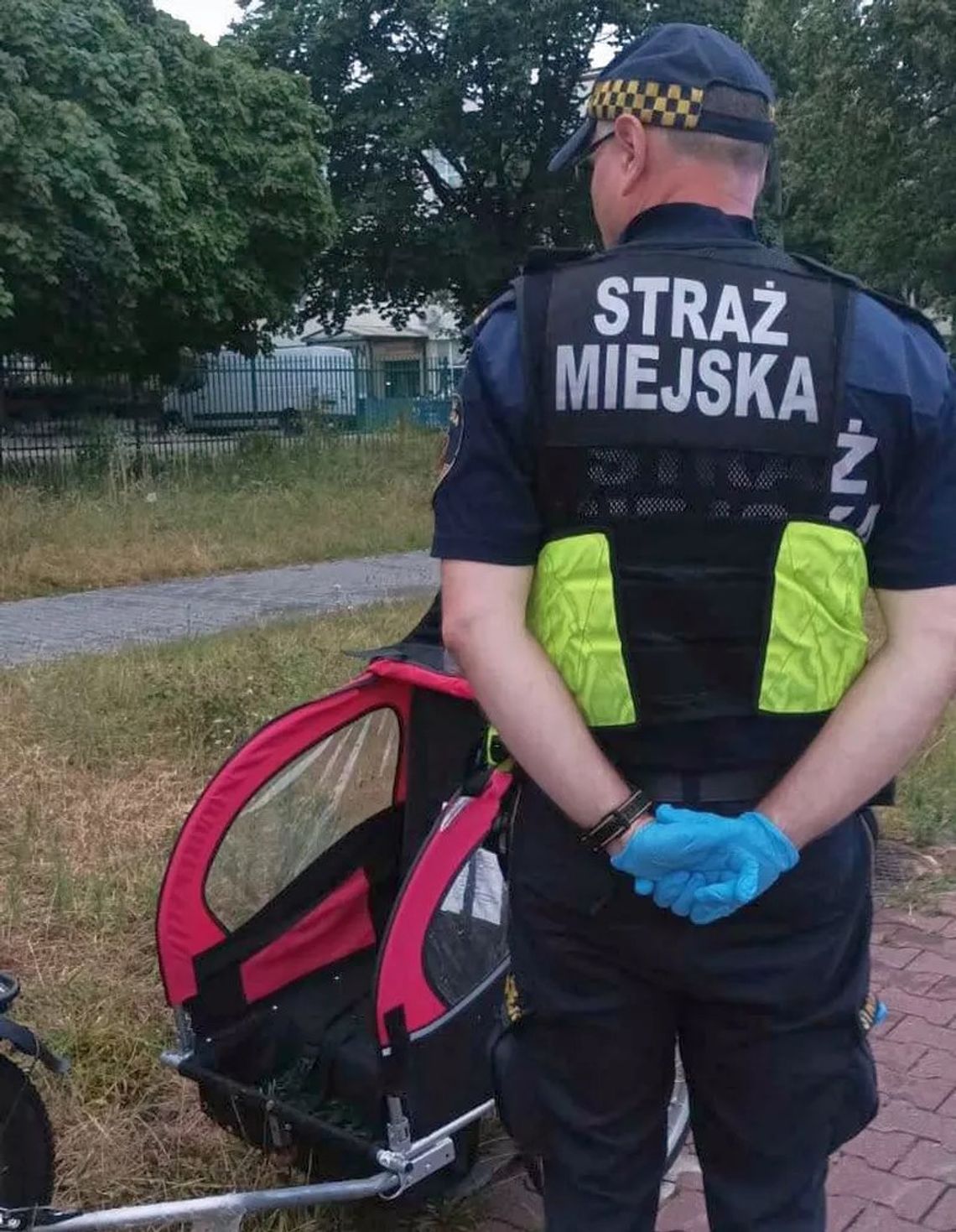 Pijany mężczyzna leżał na ścieżce. Obok stał rower z przyczepką, w której była dwójka jego dzieci