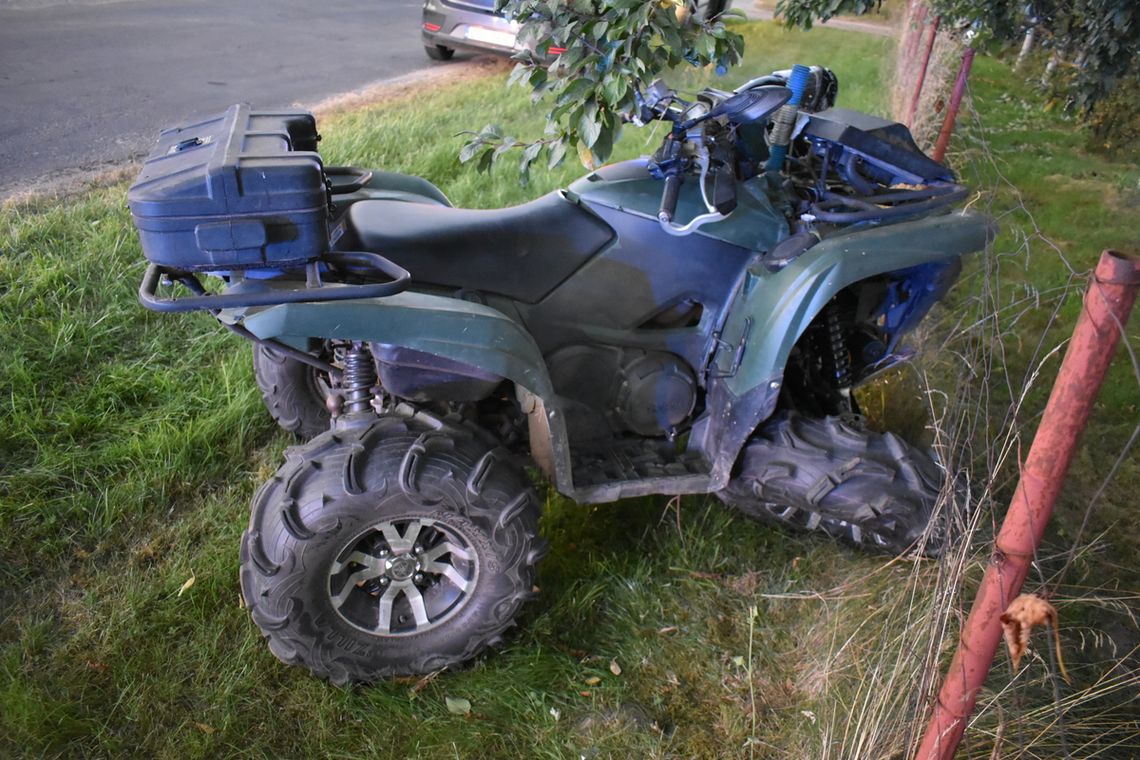 Pijani mężczyźni na quadzie uderzyli w auto i próbował uciekać. Nie udało się przez urwane koło