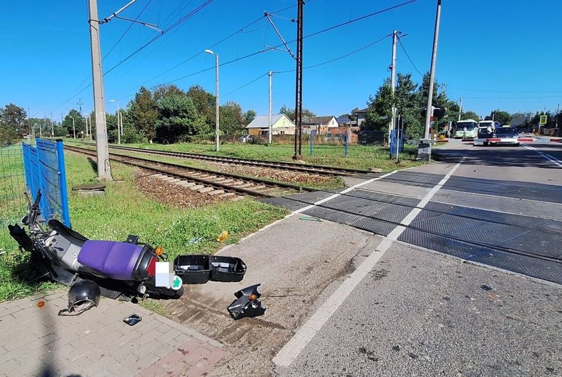 Pijany mężczyzna na simsonie wjechał w zamykające się szlabany na przejeździe kolejowym