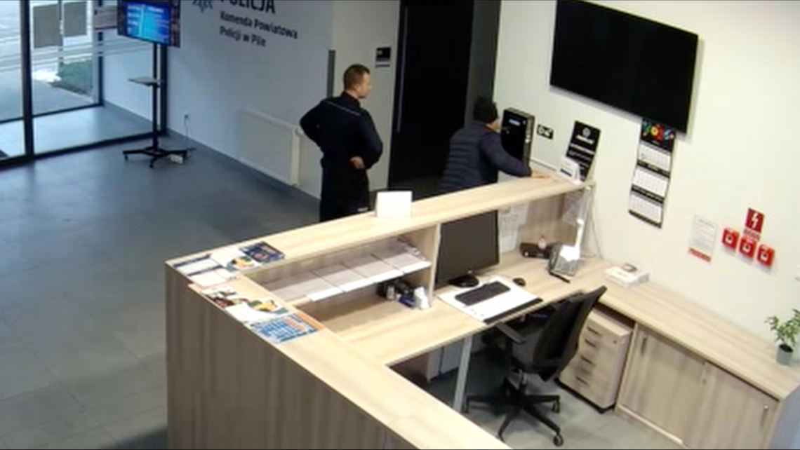 Pijany mężczyzna przyjechał autem na komendę, żeby sprawdzić trzeźwość. Już nie wsiadł za kółko