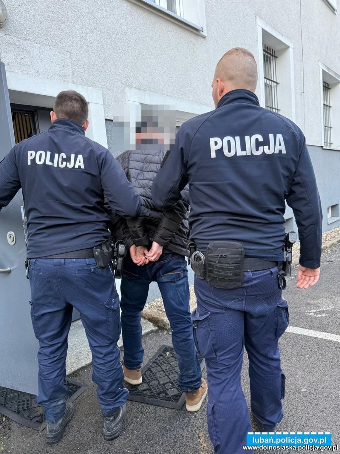 Pijany mężczyzna spał w aucie z uruchomionym silnikiem. Po obudzeniu chciał przekupić policjantów