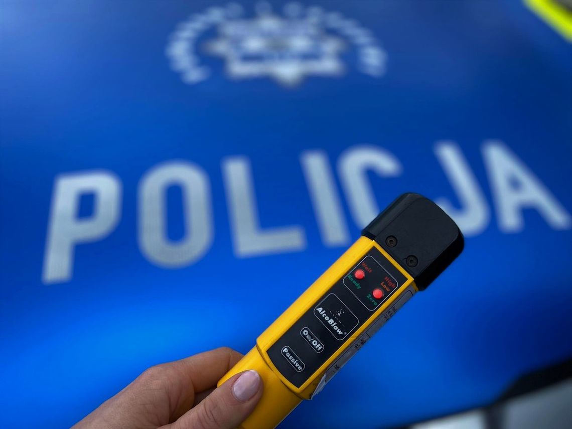 Pijany mężczyzna spał z głową na kierownicy. Po obudzeniu znieważył policjantki i im groził