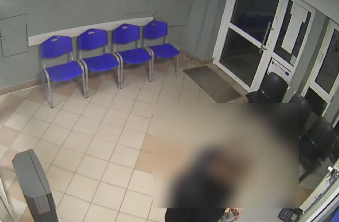 Pijany mężczyzna wszedł na komendę z butelką wódki i powiedział, że zrzeka się prawa jazdy. Przyjechał tam autem Pijany mężczyzna wszedł na komendę z butelką wódki i powiedział, że zrzeka się prawa jazdy. Przyjechał tam autem