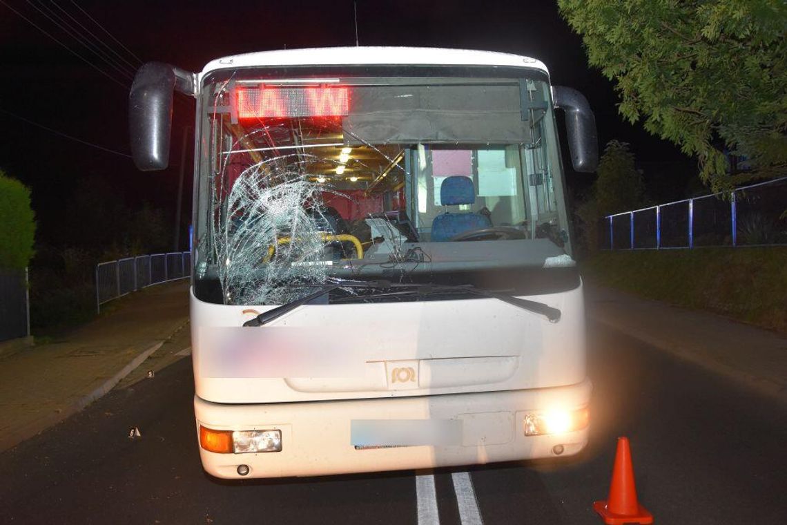 Pijany mężczyzna wtargnął na przejście przed maskę autobusu. Lekarzom nie udało się go uratować