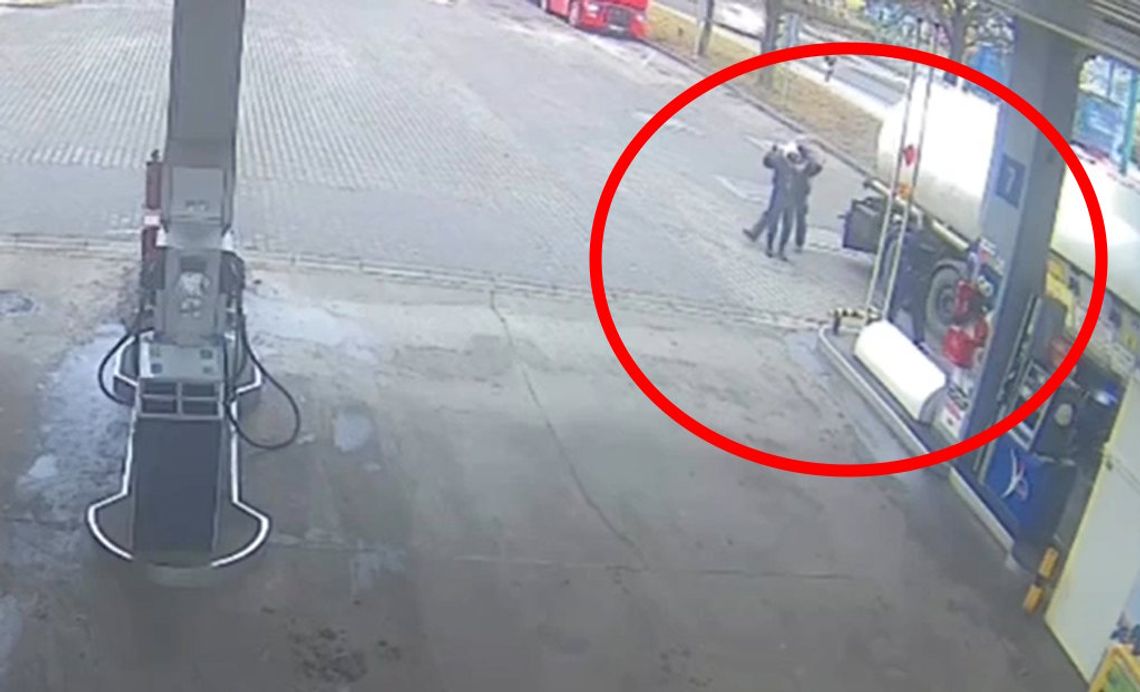Pijany mężczyzna z atrapą broni paradował po galerii handlowej. Obezwładnili go policjanci. WIDEO