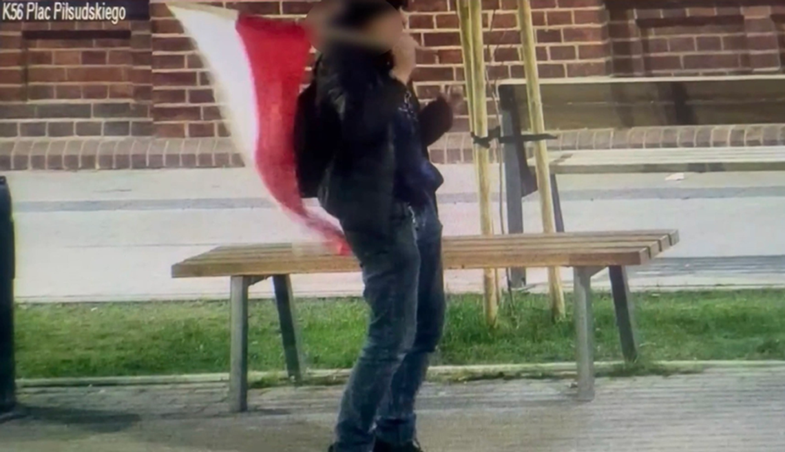 Pijany mężczyzna zataczał się na ulicy z polską flagą. Wcześniej ukradł ją sprzed komendy