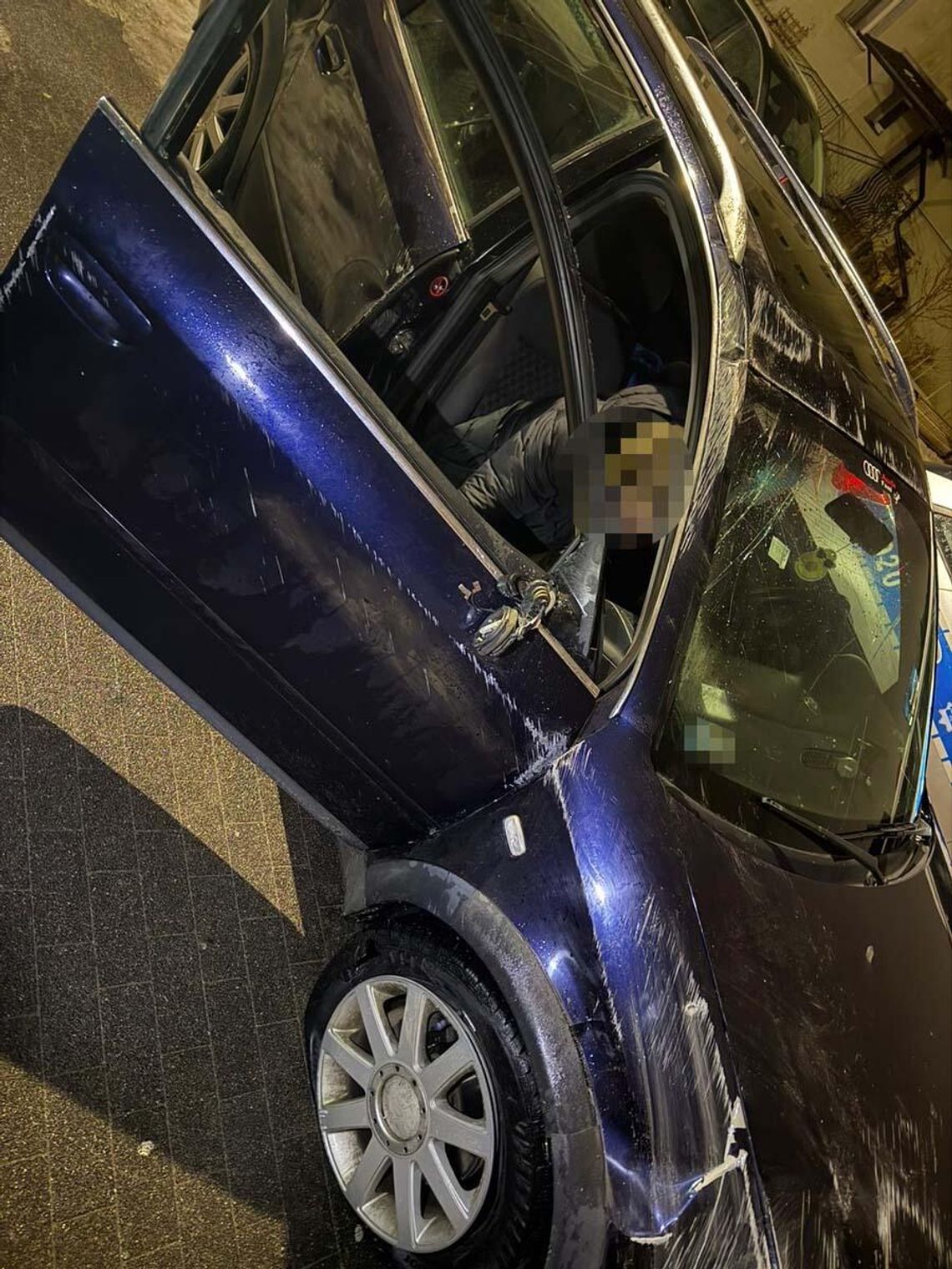 Pijany Mołdawianin przesiadł się na fotel pasażera i udawał, że tylko sobie siedzi. Wcześniej rozbił auto