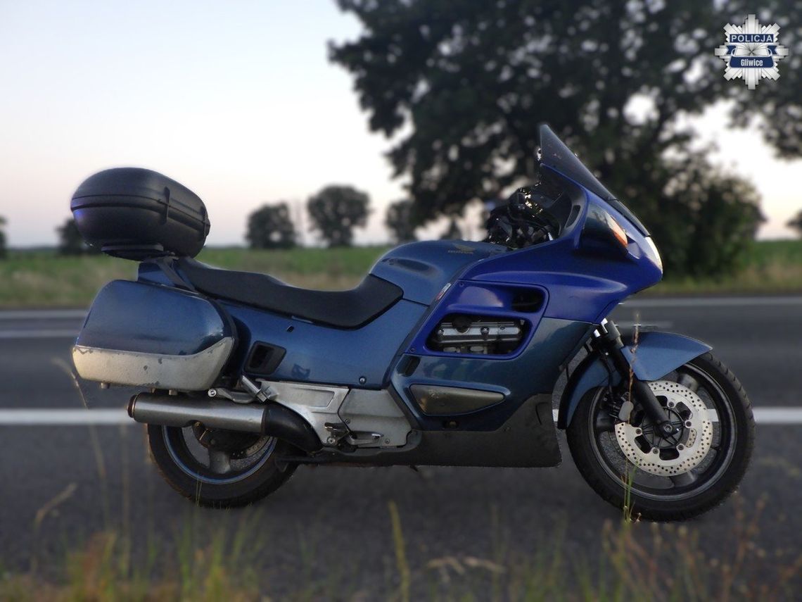 Pijany motocyklista chciał przejechać pół Polski. Pomylił trasę, kupił wino... i ruszył dalej Pijany motocyklista chciał przejechać pół Polski. Pomylił trasę, kupił wino... i ruszył dalej