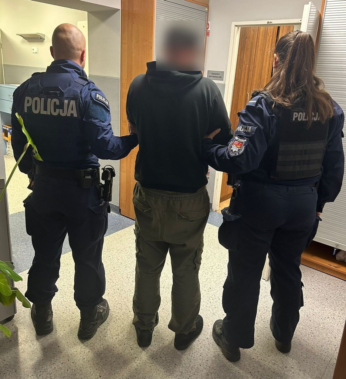 Pijany motocyklista przewrócił się na drodze. Po wypadku zdemontował blachy i uciekł do domu Pijany motocyklista przewrócił się na drodze. Po wypadku zdemontował blachy i uciekł do domu