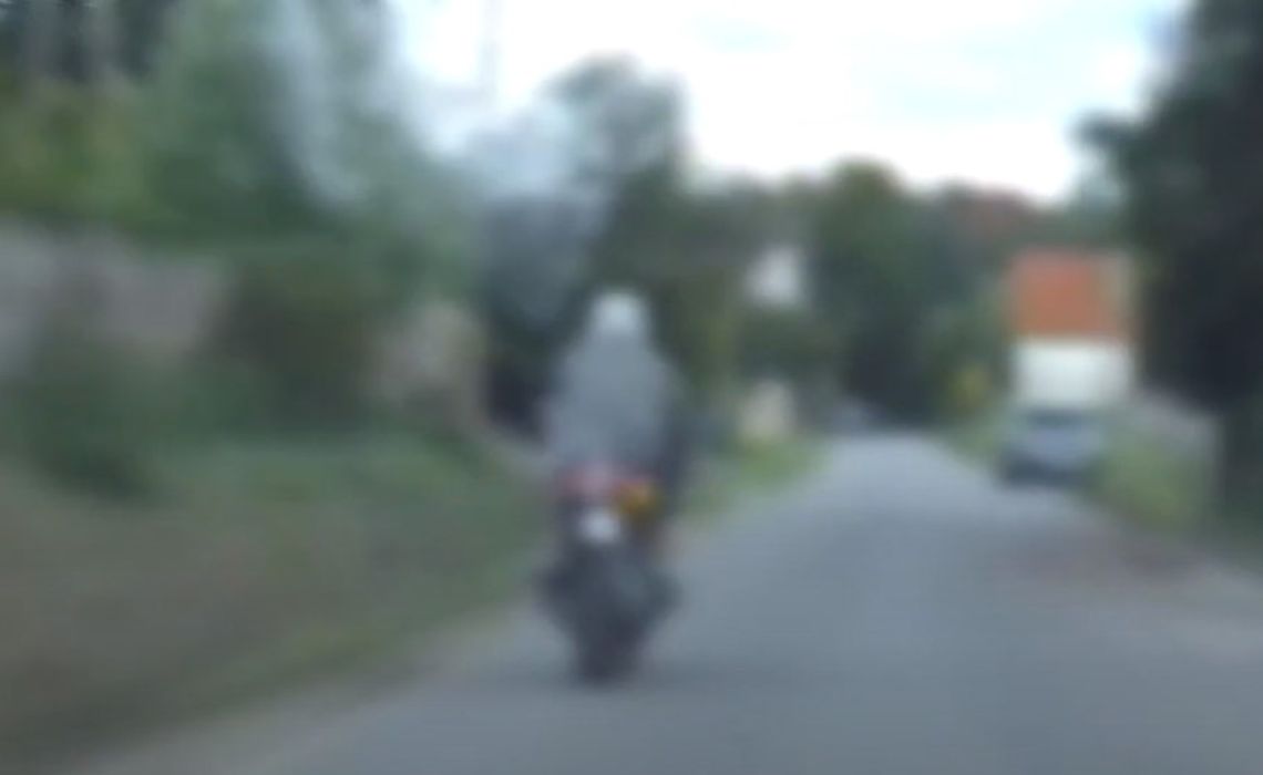 Pijany motocyklista uciekał policji. Wjechał do lasu, porzucił yamahę i... schował się za drzewem