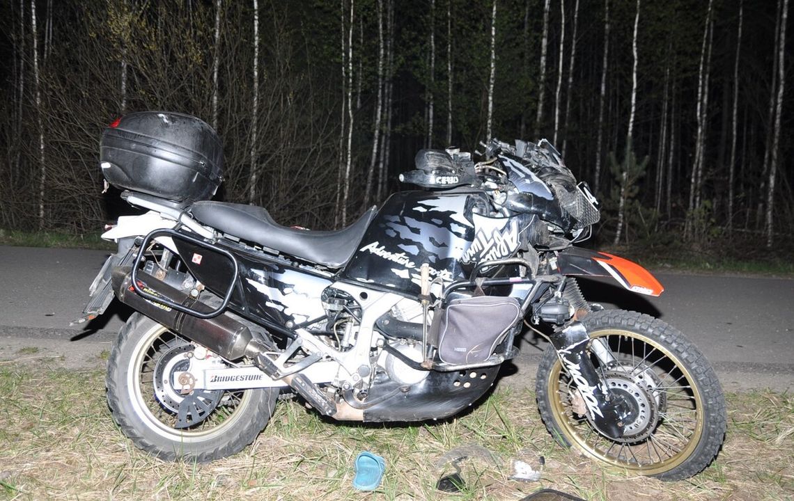 Pijany motocyklista wjechał w pień drzewa. Pasażerka trafiła do szpitala