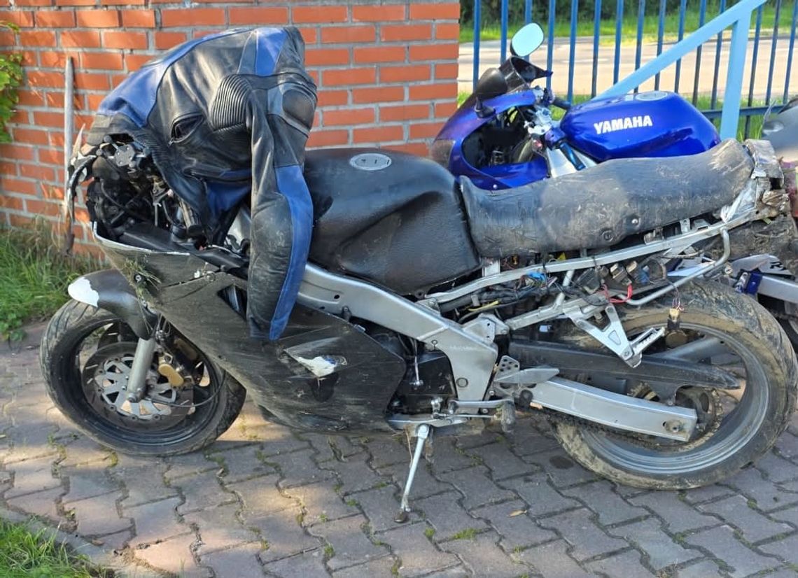Pijany motocyklista z pasażerką uderzył w znak i wylądował na polu. Miał dożywotni zakaz Pijany motocyklista z pasażerką uderzył w znak i wylądował na polu. Miał dożywotni zakaz