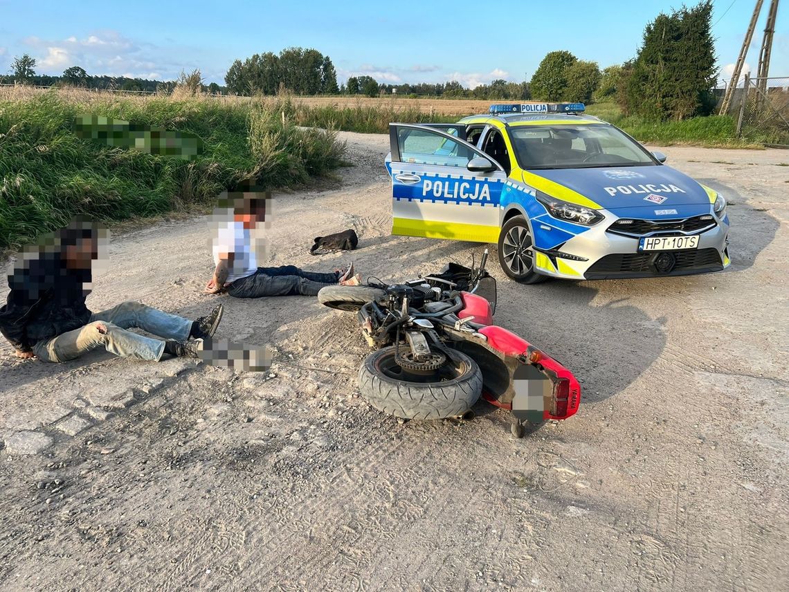 Pijany motocyklista zatrzymany po pościgu. Razem z pasażerem zaliczył wywrotkę na drodze szutrowej
