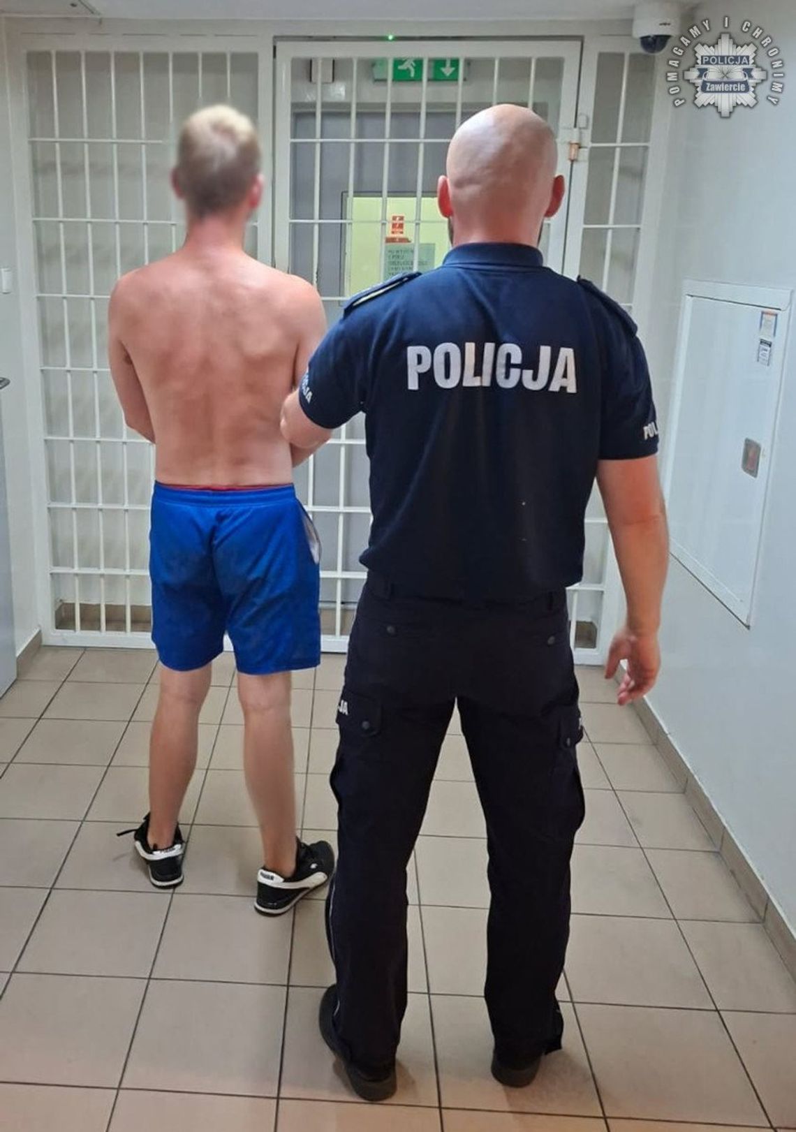 Pijany motorowerzysta chciał zepchnąć policjantów z drogi. Po chwili sam wylądował na jezdni