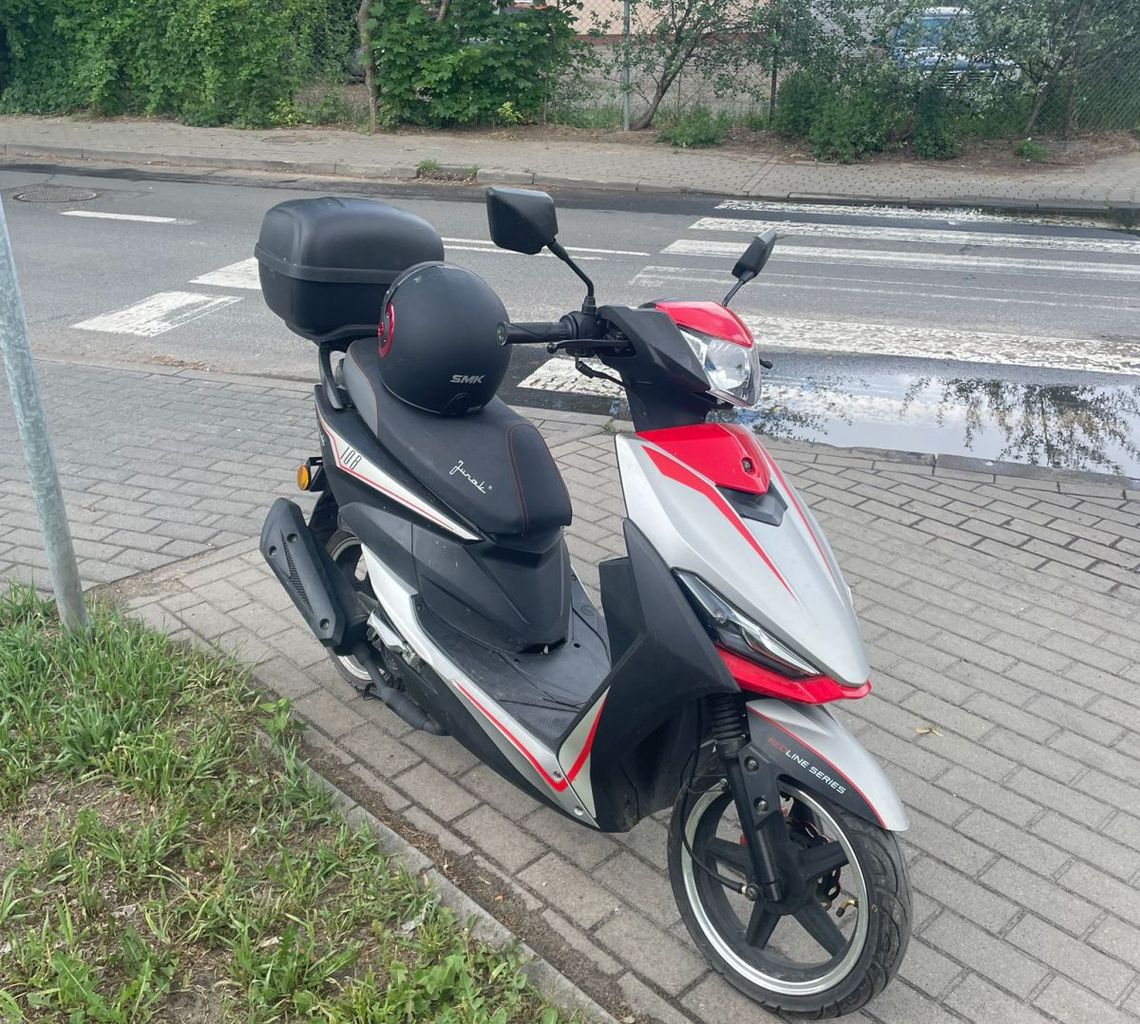 Pijany motorowerzysta przewrócił się na jezdnię. Miał 3 promile i sądowy zakaz Pijany motorowerzysta przewrócił się na jezdnię. Miał 3 promile i sądowy zakaz
