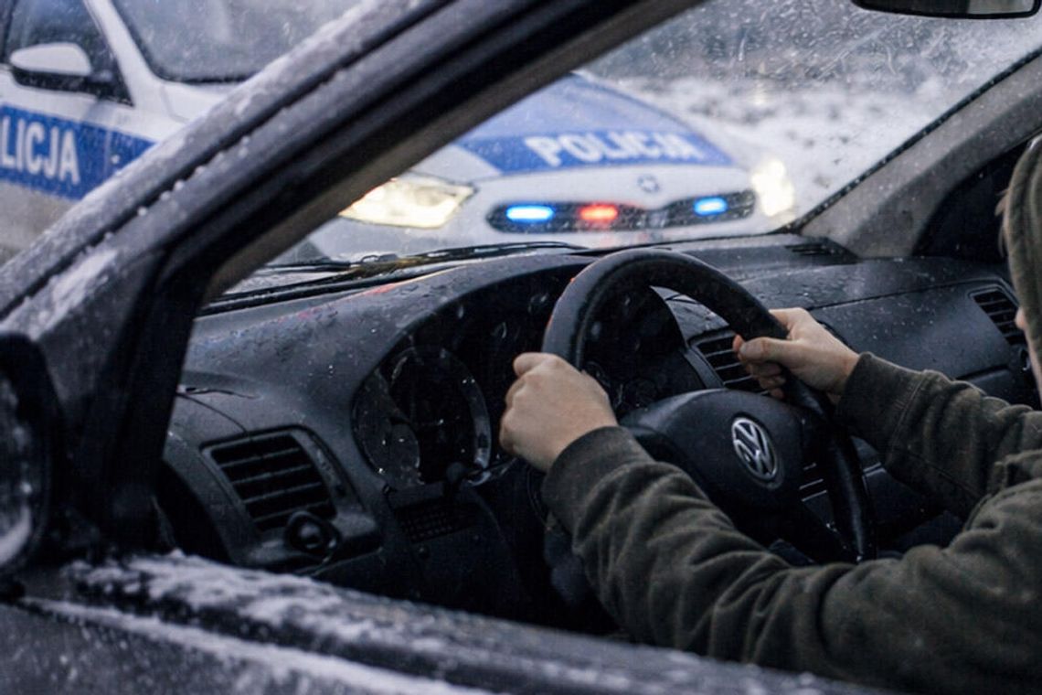 Pijany ojczym posadził 13-letniego syna za kierownicą. Na widok radiowozu próbowali uciekać Pijany ojczym posadził 13-letniego syna za kierownicą. Na widok radiowozu próbowali uciekać