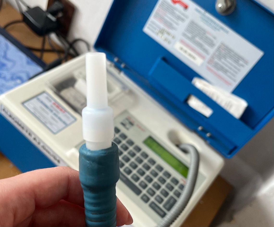 Pijany ojciec spacerował z wózkiem środkiem jezdni. Po zwróceniu mu uwagi wskoczył na maskę auta