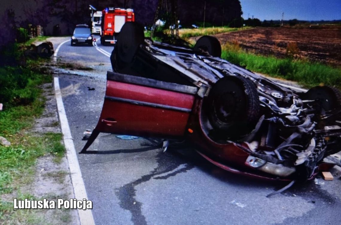 Pijany ojciec wiózł passatem dwóch synów. Stracił panowanie nad autem i dachował, chłopcy trafili do szpitala [FOTO]