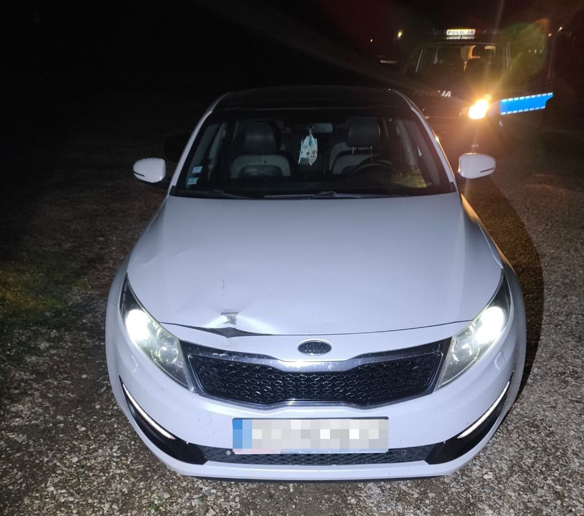 Pijany potrącił pieszego. W obawie przed zemstą wskoczył do jeziora i czekał w wodzie na policję