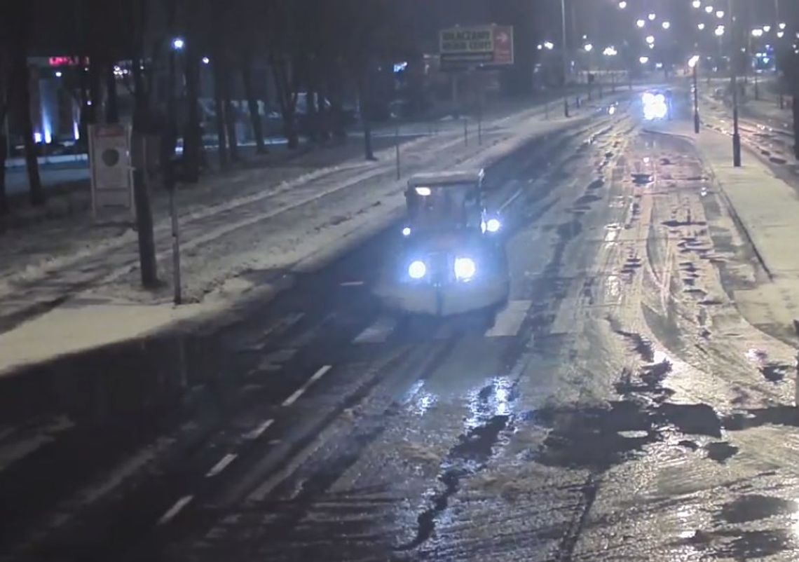 Pijany przyjechał na stację traktorem i kładł się na ladzie. WIDEO