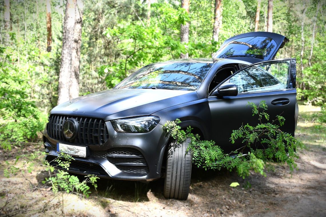 Pijany recydywista wykorzystał okazję. Odjechał mercedesem za 400 tysięcy na oczach właścicielki