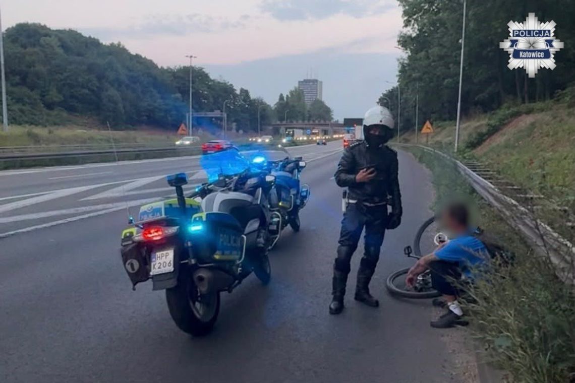 Pijany rowerzysta na autostradzie A4. Policjanci przerwali niebezpieczną jazdę