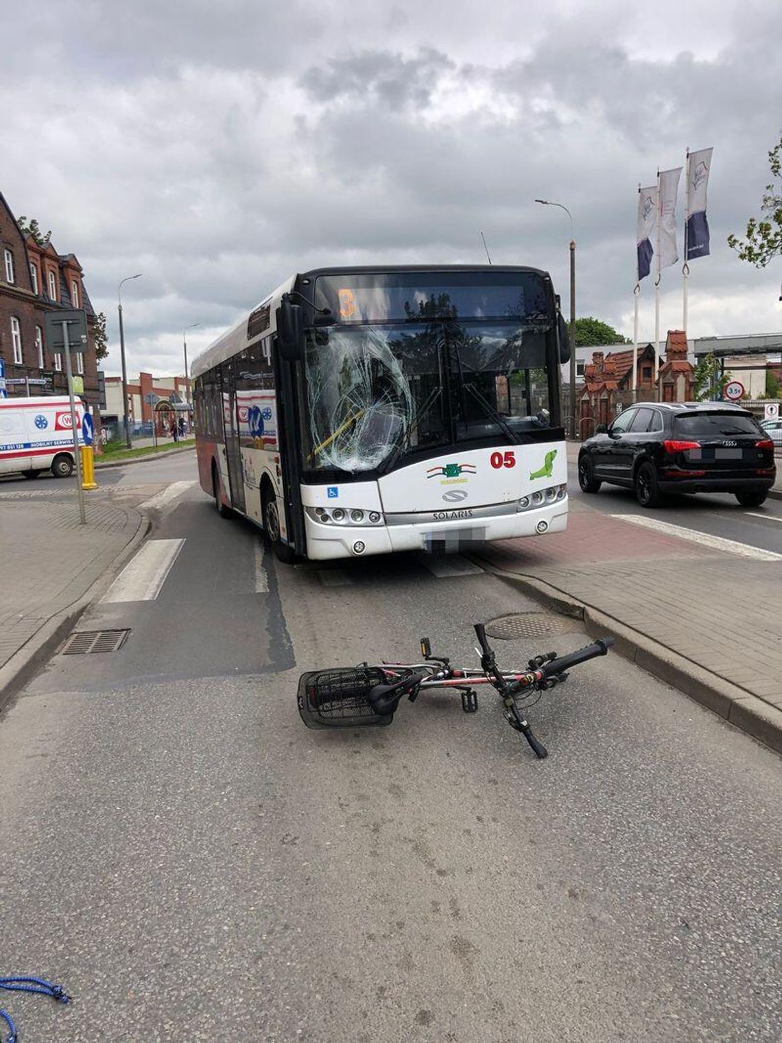 Pijany rowerzysta wjechał prosto pod jadący autobus. 63-latek odbił się od szyby i upadł na asfalt