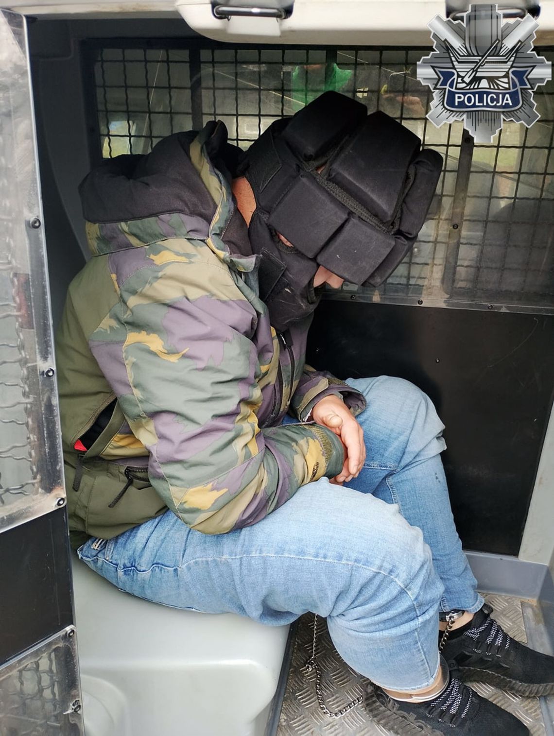 Pijany sprawca wypadku wściekł się, że policjanci nie chcą łapówki. Rzucał wulgaryzmami i pluł