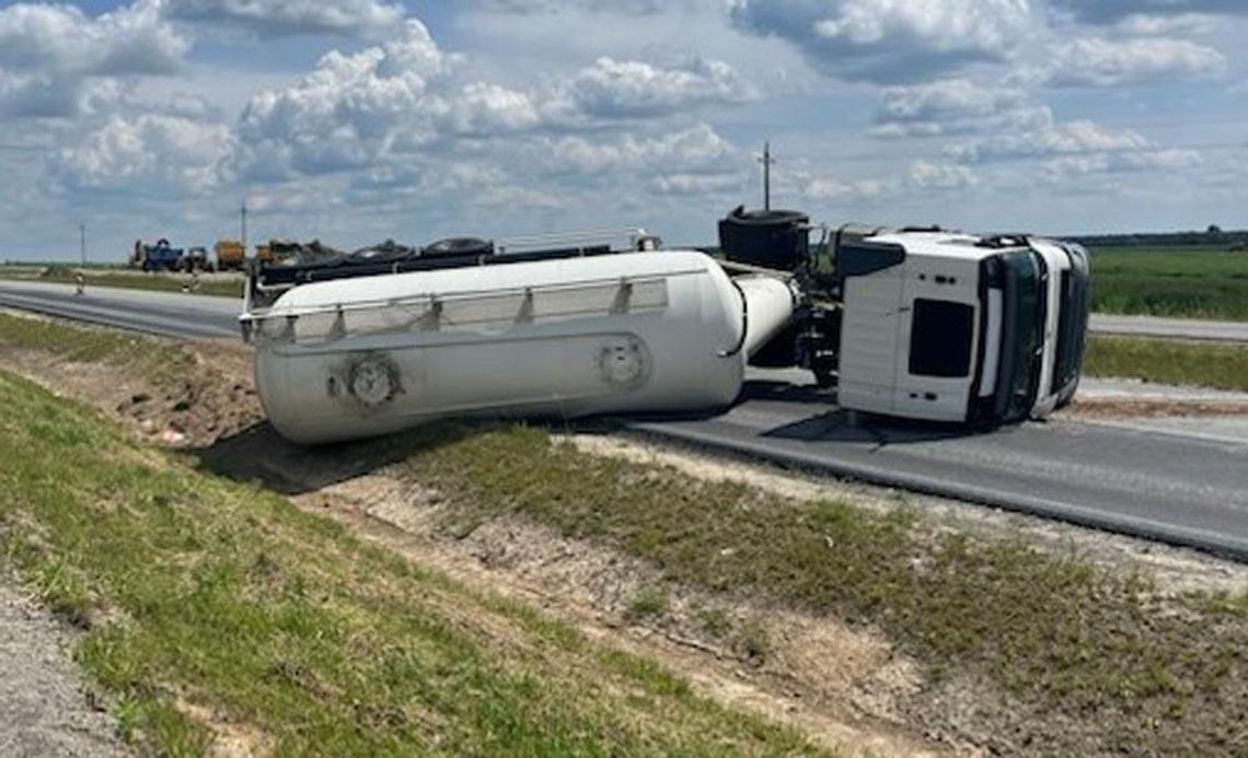 Pijany kierowca ciężarówki przewrócił pojazd na prostej drodze. Nic mu się nie stało, ale musi sobie poszukać nowej pracy