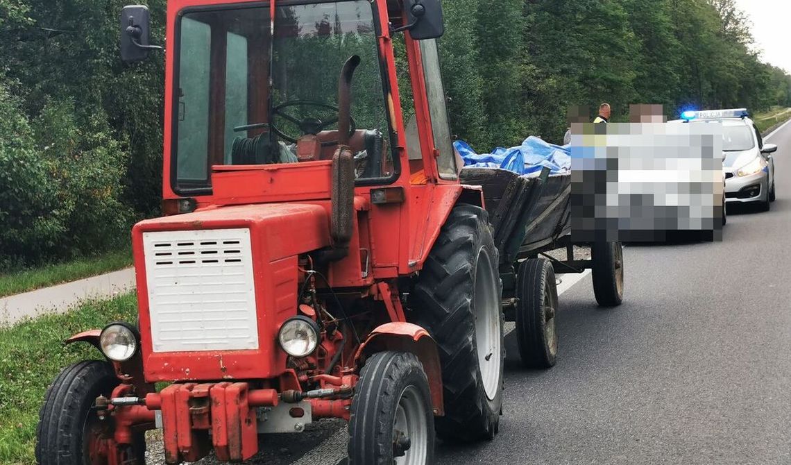 Pijany traktorzysta jechał wężykiem i dziwił się, że ludzie go filmują. W kabinie było też dziecko