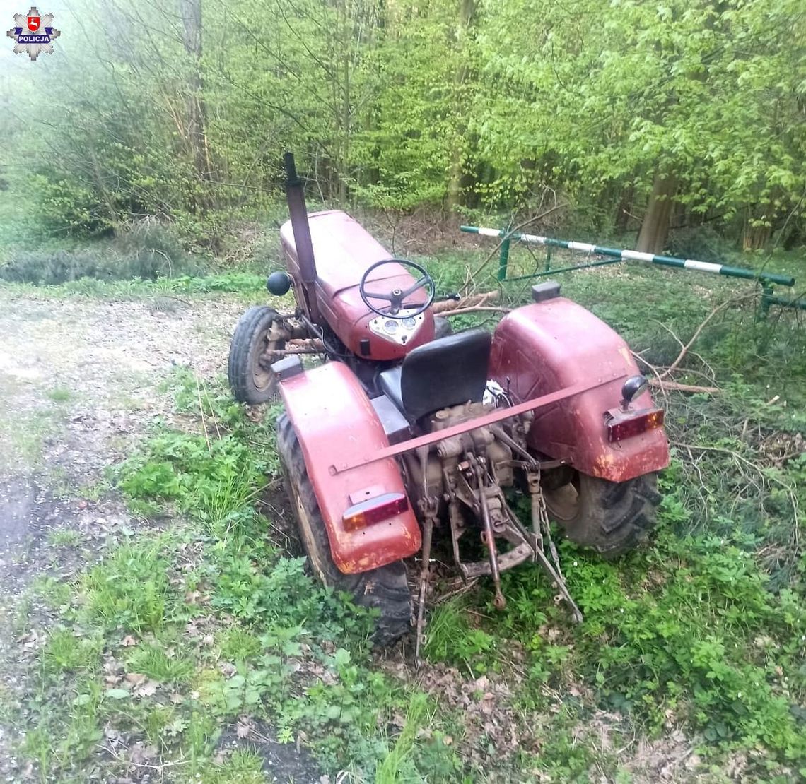 Pijany traktorzysta spadł zza kierownicy pod koła pojazdu. Po wypadku sam wezwał pomoc