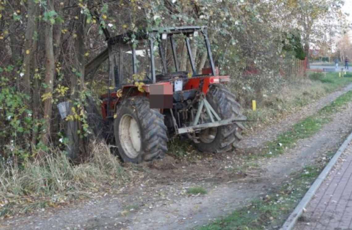 Pijany traktorzysta wjechał w słup blokując drogę. Był poszukiwany i zaatakował policjantów