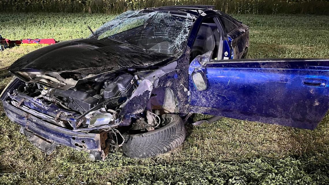 Pijany Ukrainiec chciał odpalić papierosa podczas jazdy. Jego samochód koziołkował